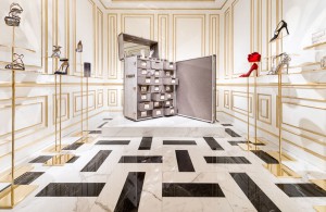 Crédit: Courtoisie Jimmy Choo-Memento Trunk