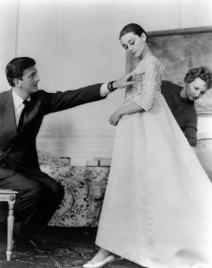 Hubert de Givenchy in the 50's, costume designer, with Audrey Hepburn. (KEYSTONE/PHOTONONSTOP/SCREEN PROD)