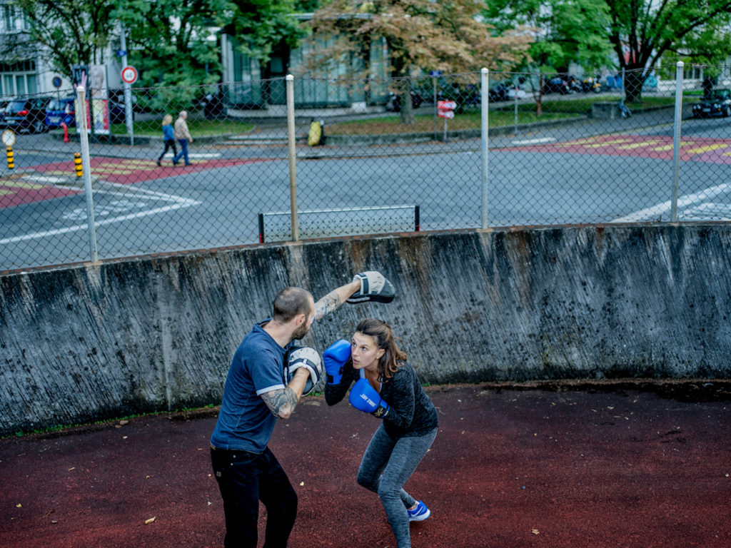 Intime Centre sportif de Varembé, Genève, dimanche
1er octobre 2017
Entraînement de boxe informel : les deux boxeurs virevoltent, se heurtent et s’évitent. Leurs expirations rythment la danse.