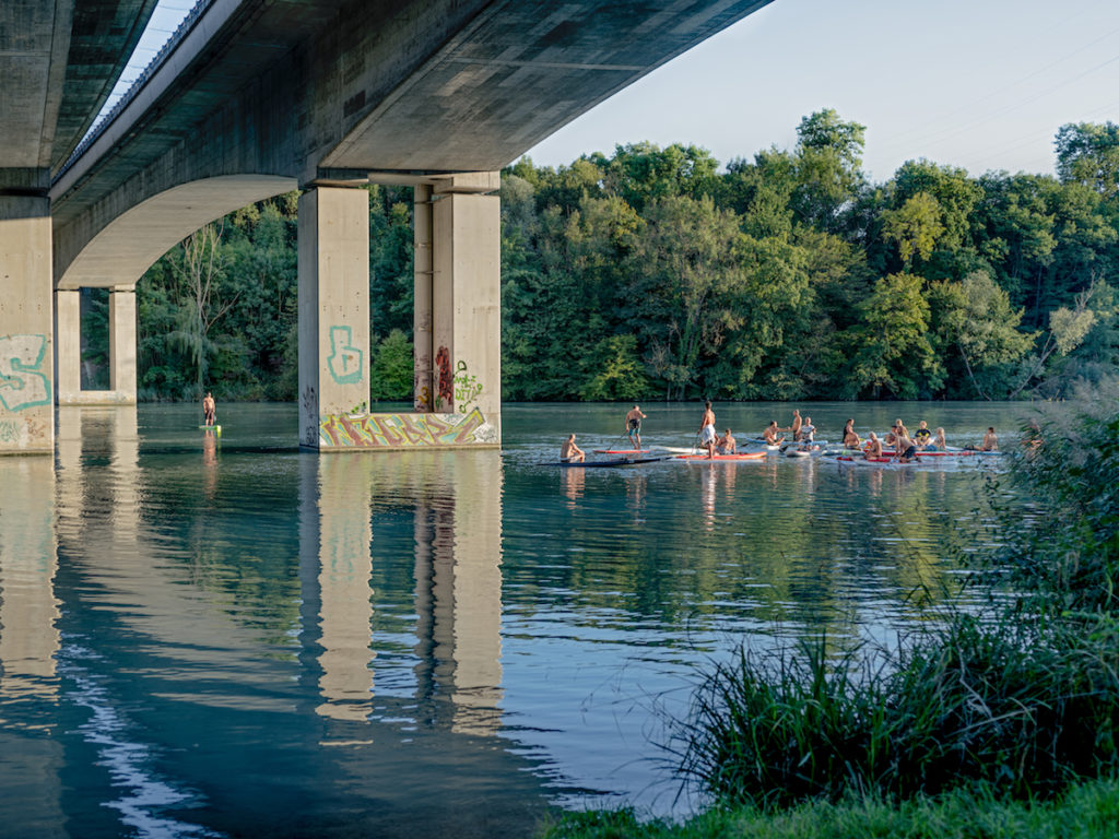 Utopique Sous le pont de l’autoroute Chèvres-Vernier, mercredi 6 septembre 2017 Chaque mercredi durant la belle saison, une tribu de « paddlers » se donne rendez-vous à 18 heures à Peney. Le bouche-à-oreilles fonctionne, vient qui veut.