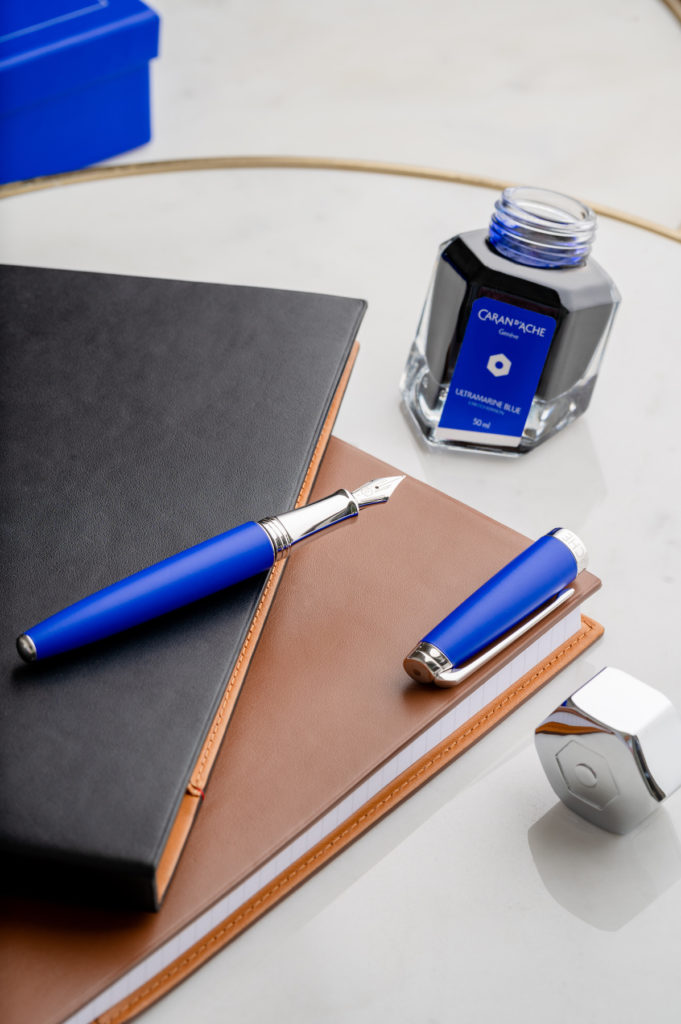 Caran d’Ache, l’écriture en bleu Klein Les Genevoises